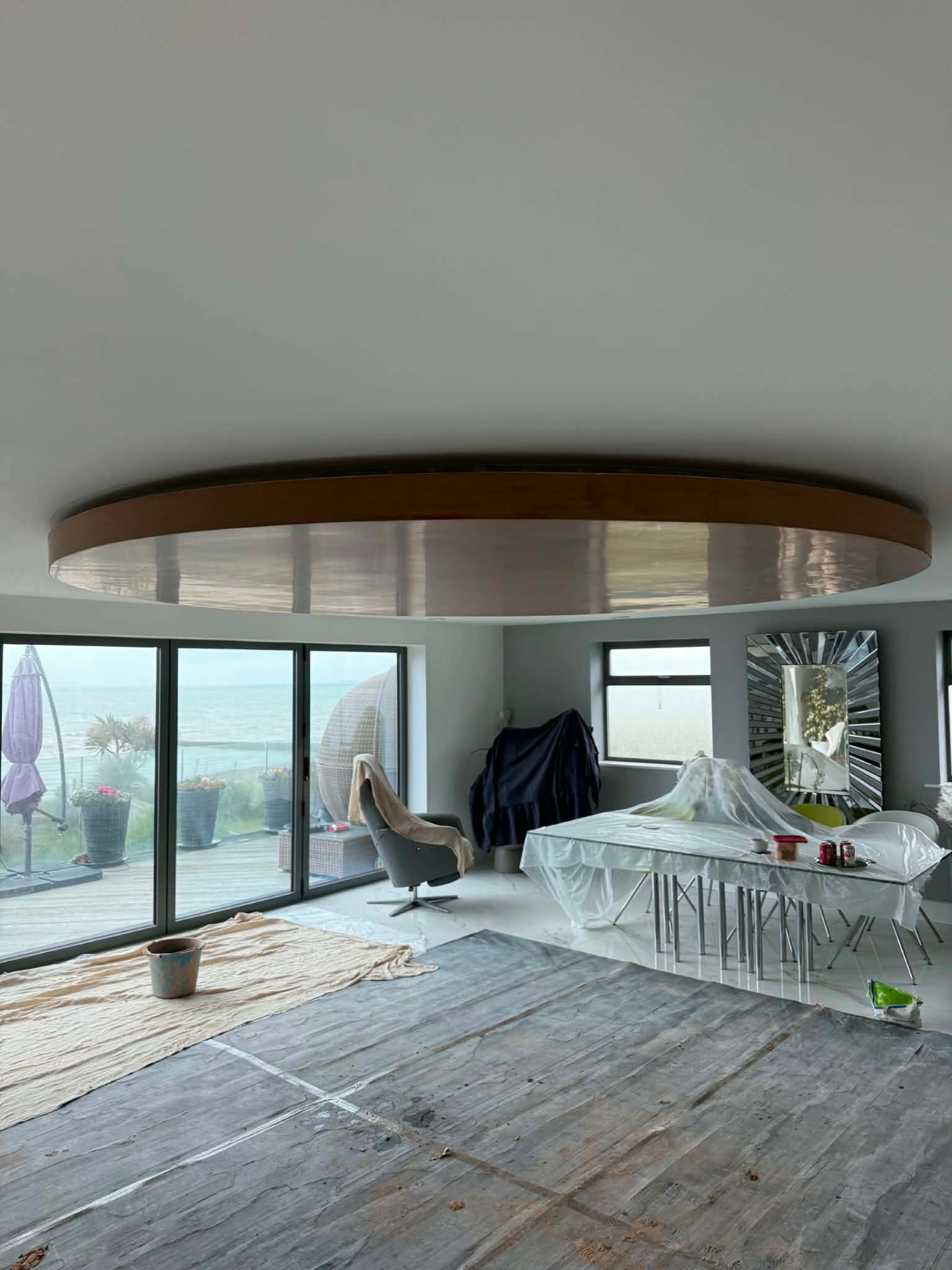 Illuminated oval ceiling detail